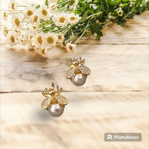 SOLD OUT NEW Bee earings with adorable pearl - Picture 6 of 8